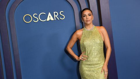 Eva Longoria posando en una alfombra roja.