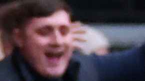 Patrick Bamford (L) es felicitado por sus compañeros del Leeds luego de marcar el golazo frente al Peterborough United.