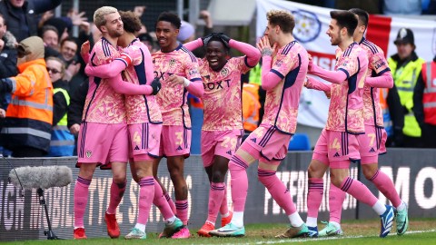 Patrick Bamford (L) es felicitado por sus compañeros del Leeds luego de marcar el golazo frente al Peterborough United.