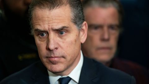 Hunter Biden, hijo del presidente estadounidense Joe Biden, escucha mientras su abogado Abbe Lowell habla con la prensa en una reunión del Comité de Supervisión de la Cámara de Representantes.