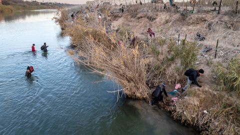 Greg Abbott culpó al gobierno de Joe Biden por la muerte de migrantes que intentan llegar a EE.UU.