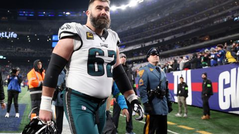 Jason Kelce camina hacia los vestuarios luego de un encuentro ante New York Giants.