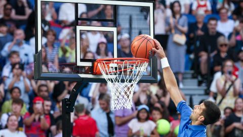 Novak Djokovic realizó espectacular clavada al estilo LeBron James en cancha central del Australia Open