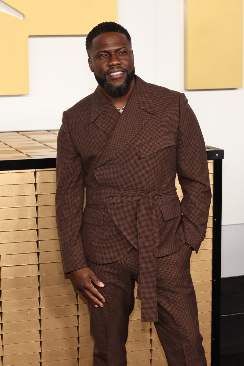 Kevin Hart posando en una alfombra roja. 