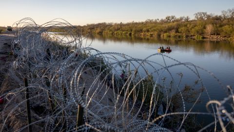 Este conflicto adquiere relevancia en un contexto donde la atención pública se centra en el aumento récord de migrantes cruzando a Estados Unidos.