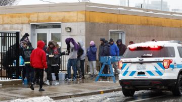Chicago detiene temporalmente el desalojo de migrantes de los refugios ante la tormenta de nieve