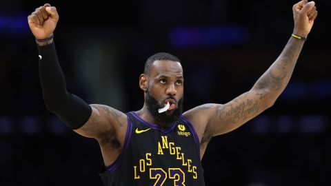 LeBron James celebró la anotación del aficionado de Lakers, Fidel Olmos.