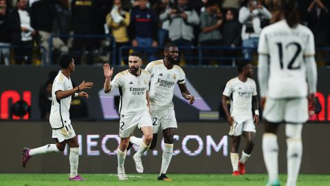 Jugadores del Real Madrid celebran el gol de la victoria ante Atlético de Madrid.