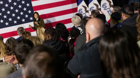 La encuestadora J. Ann Selzer, que ha realizado esta encuesta en Iowa durante las últimas tres décadas, declaró a NBC News: “Haley está consolidando el voto anti-Trump".