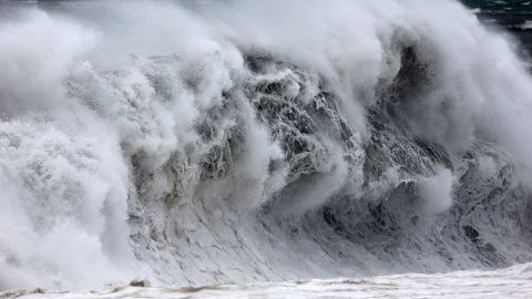 Enormes olas causaron daños en una base militar estadounidense en las Islas Marshall