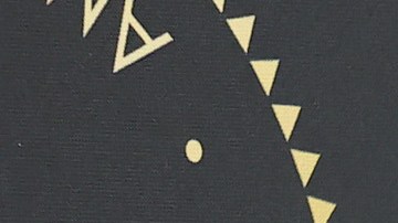 Selena Gómez posando en una alfombra roja.