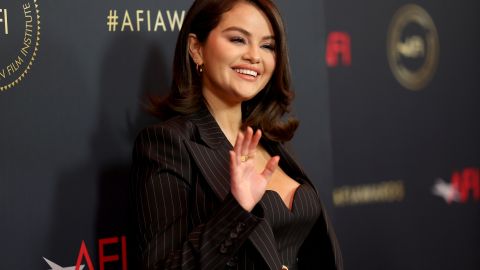 Selena Gómez posando en una alfombra roja.