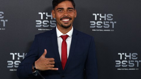 Guilherme Madruga durante su paso por la alfombra roja de los premios The Best 2023.