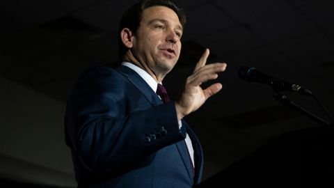 DeSantis anunció el retiro de su campaña y le ofreció su apoyo a Trump.