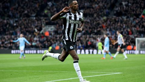 Alexander Isak, jugador del Newcastle United celebra luego de marcar el 1-1 en el partido ante ele Mnachester City.