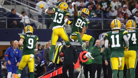 Dontayvion Wicks y Bo Melton celebran una de las anotaciones de Green Bay Packers ante Dallas Cowboys.