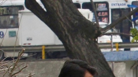 Miembros de la Policía Nacional permanecen en el lugar donde el fiscal César Suárez fue asesinado a tiros en Guayaquil, Ecuador.