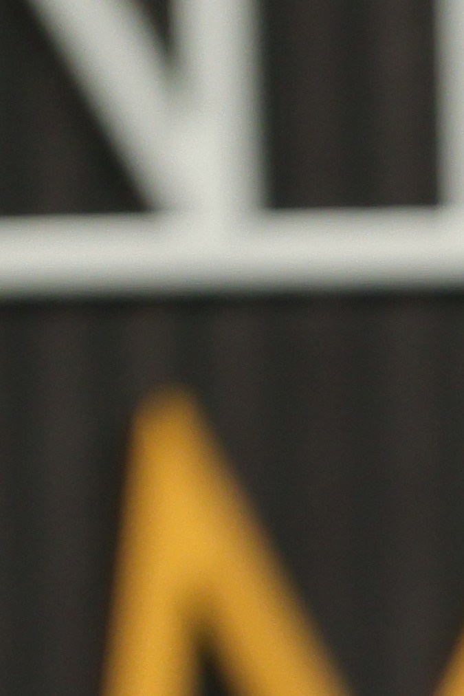 Jeremy Allen White posando en una alfombra roja.