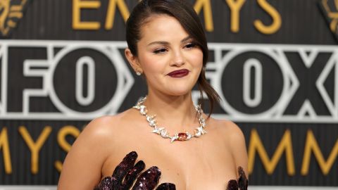 Selena Gómez posando en una alfombra roja.