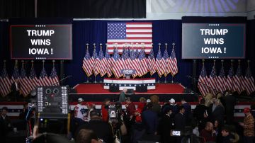 Poco antes de las proyecciones de los grandes medios, Trump compareció en un caucus en Iowa.