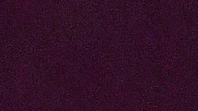 Eiza González posando en una alfombra roja.