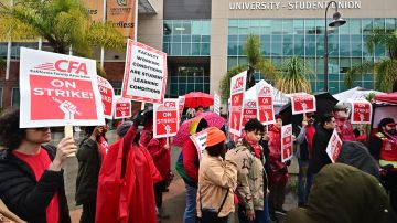 Los profesores y otros empleados de la Universidad Estatal de California en Los Ángeles dejan de trabajar al inicio de una huelga de cinco días.