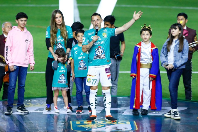Andrés Guardado en su presentación con el Club León.