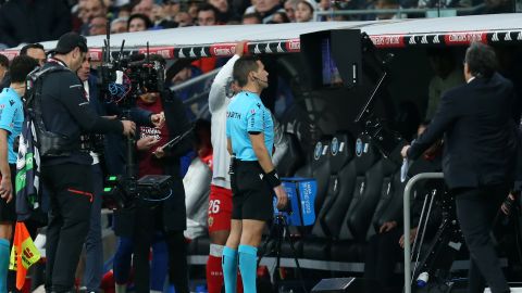 Principal Francisco Hernández revisa una de las tres intervenciones del VAR en el encuentro entre Real Madrid y Almería.