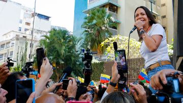 "Maduro tiene terror a las elecciones, les tienen terror porque no tienen votos", dijo Machado en medio de una multitud.