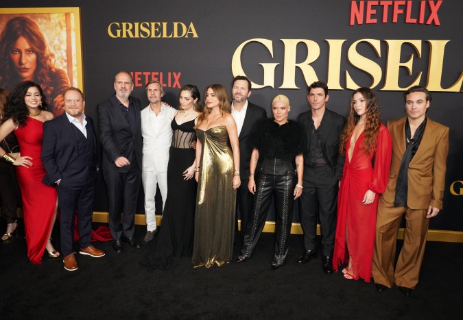 Sofía Vergara posando junto al elenco de Griselda.