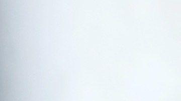 Jennifer López posando en una alfombra roja.