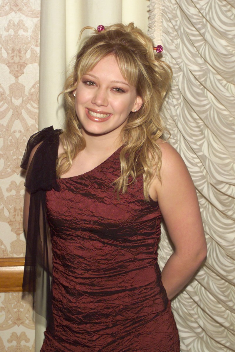 Hilary Duff posando en una alfombra roja.