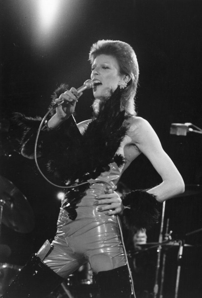 David Bowie actuando en un show en vivo.