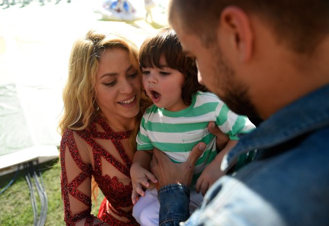 Gerard Piqué y Shakira participando en un evento.