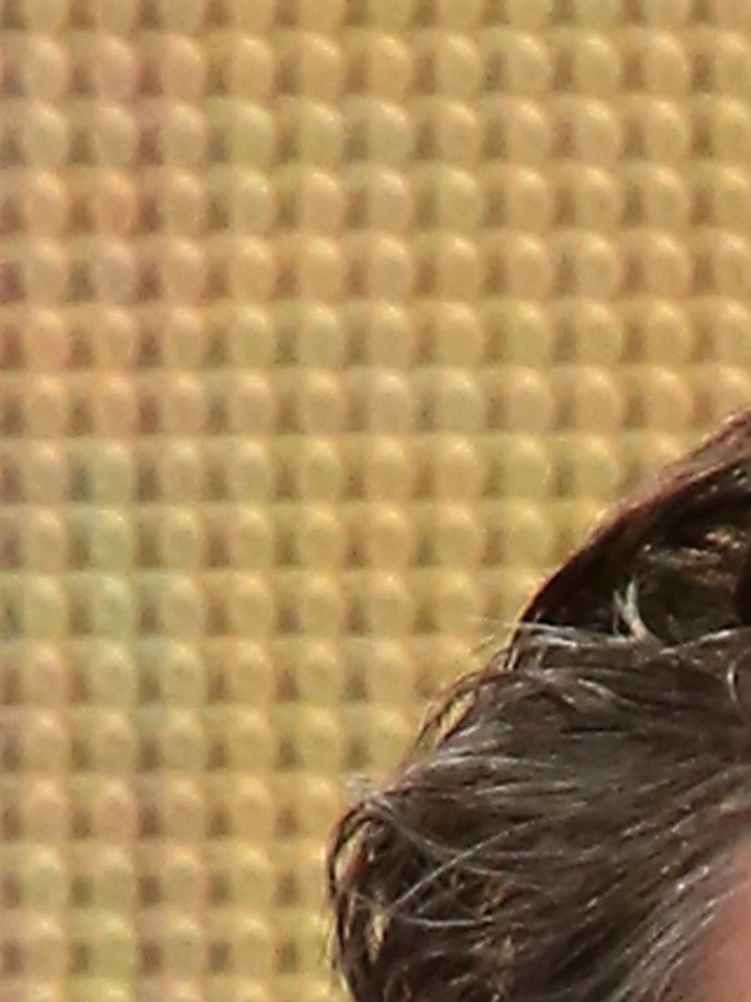 Matthew Perry posando en una alfombra roja.