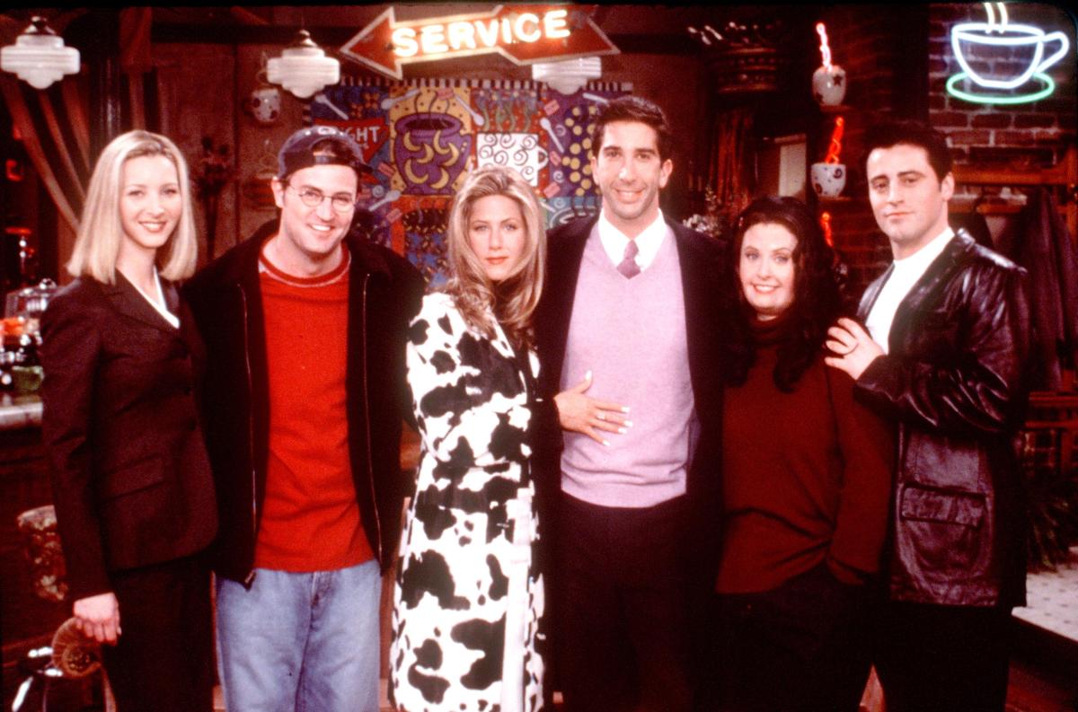 Matthew Perry posando junto al elenco de Friends.