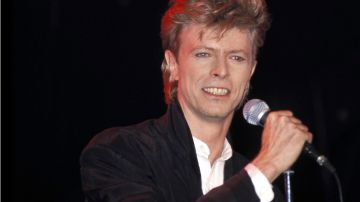 David Bowie actuando en un show en vivo.