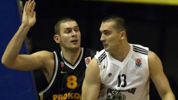 Dejan Milojevic (R) durante un encuentro de su equipo Partizan de Belgrado ante Asseco Gdynia por la Euroliga en 2024.