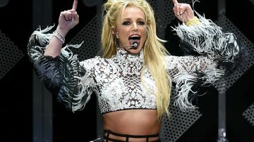 Britney Spears actuando en un concierto.