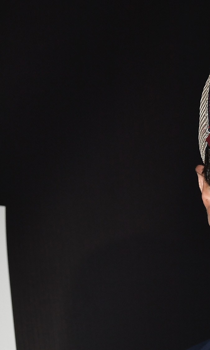 Enrique Iglesias posando en una alfombra roja.