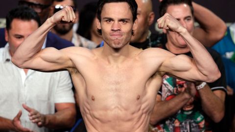 Julio César Chávez posa durante el pesaje de su combate ante Canelo Álvarez en 2017.