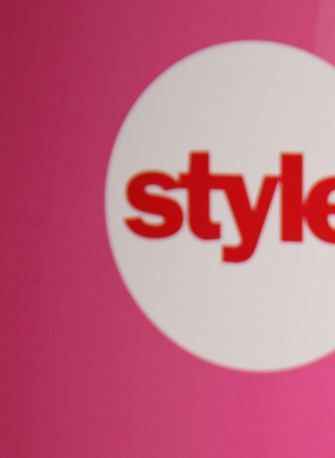 Bobbie Jean posando en una alfombra roja.