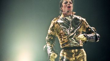Michael Jackson actuando en un show en vivo.