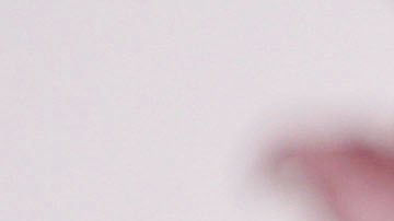 Matthew Perry posando en una alfombra roja.