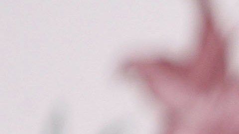 Matthew Perry posando en una alfombra roja.