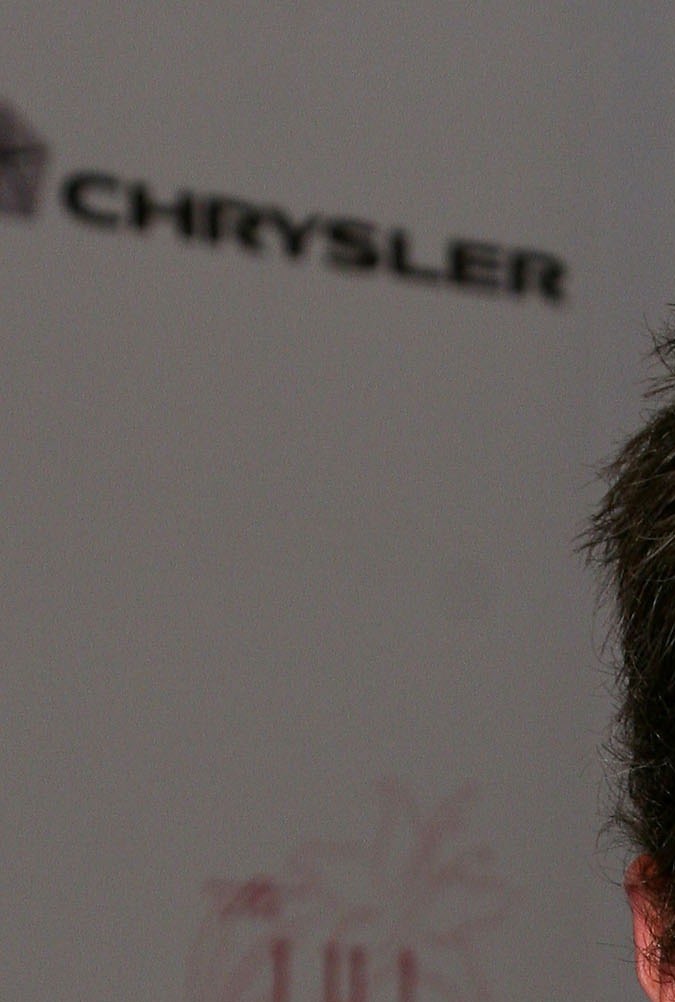 Matthew Perry posando en una alfombra roja.