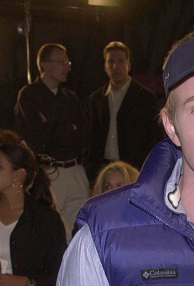 Cher y Elijah Allman posando en una alfombra roja.