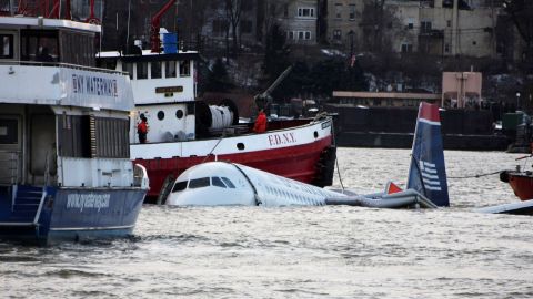 US Airways Passenger Jet Crashes Into Hudson River By NYC