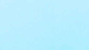 Matthew Perry posando en una alfombra roja.