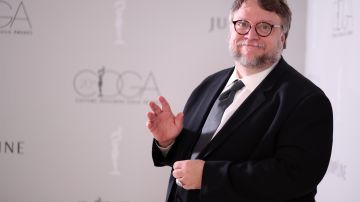 Guillermo del Toro posando en una alfombra roja.